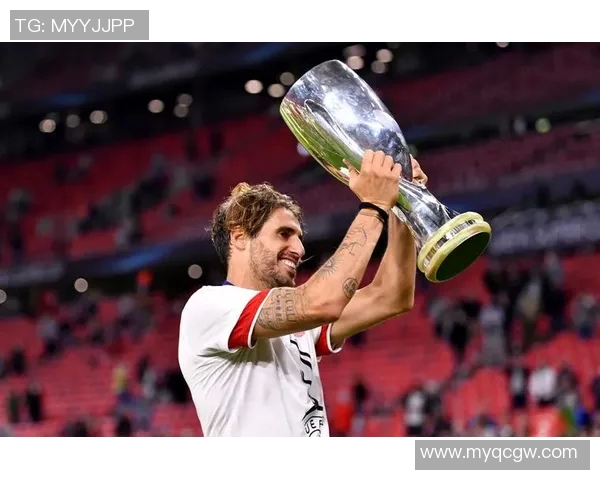 足球明星荣耀时刻高清捧杯瞬间展现激情与梦想的完美结合