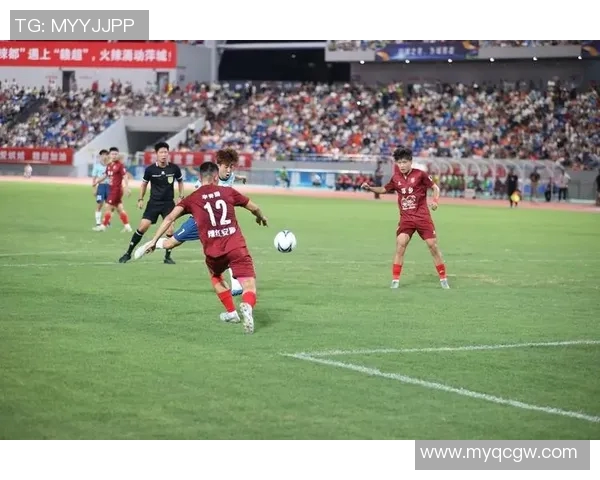 足球明星遭好友逆袭被戴帽赛场上演兄弟情深的精彩瞬间